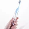 Cepillo con dispensador de crema dental